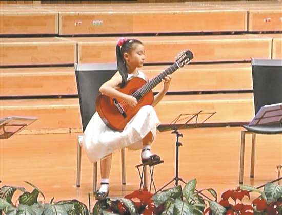 杨灏第一次上台演出的资料照片，认真专注的样子与现在如出一辙（本栏资料图片由受访者提供）