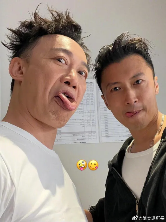 歌手陈奕迅晒出和谢霆锋的合照：两名“细路”在后台相遇