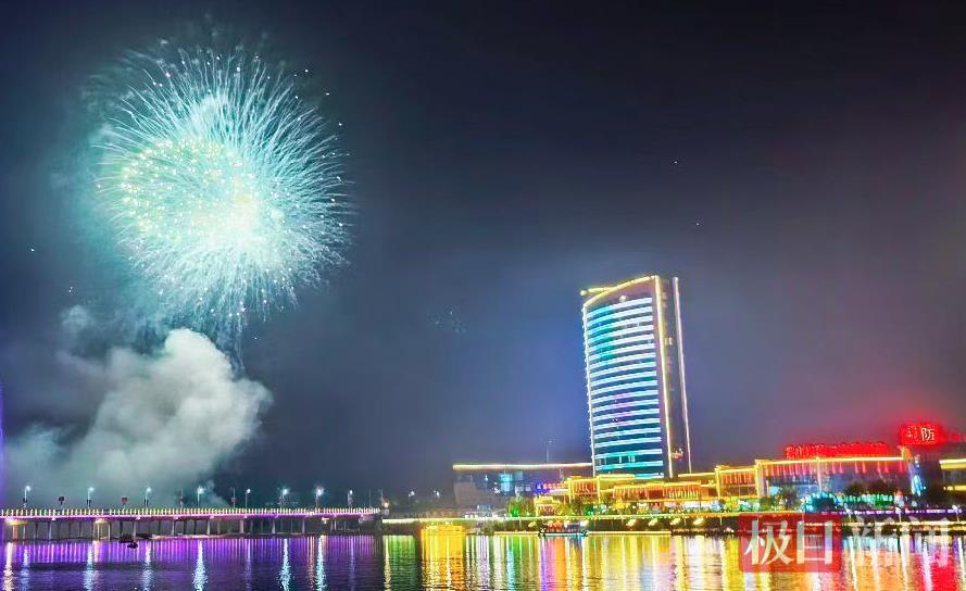 1、国庆大型焰火晚会璀璨亮相.jpg
