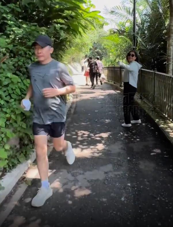 62岁梁朝伟慢跑肚子微微隆起疑似“发福”，被赞“没有形象包袱”