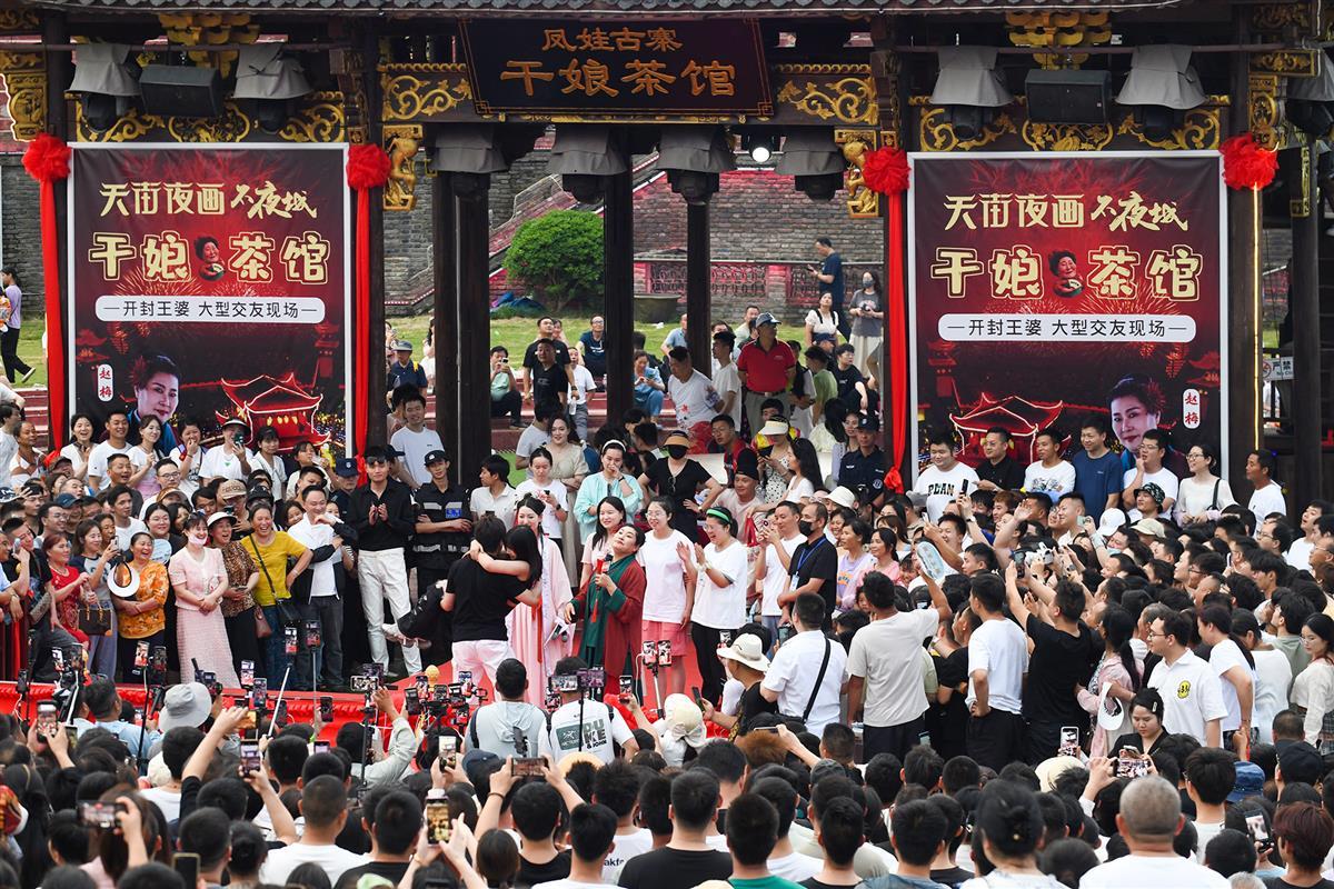 “開封王婆”現(xiàn)身武漢新洲，首日超3萬人次打卡“干娘茶館”