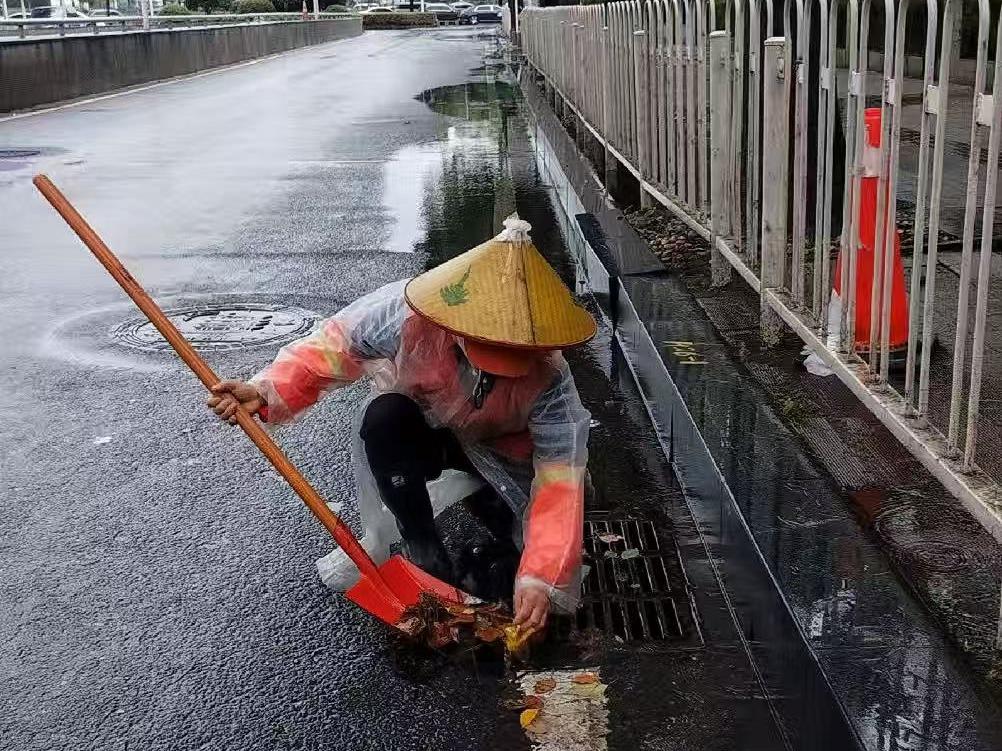 环卫清理雨水箅子.png