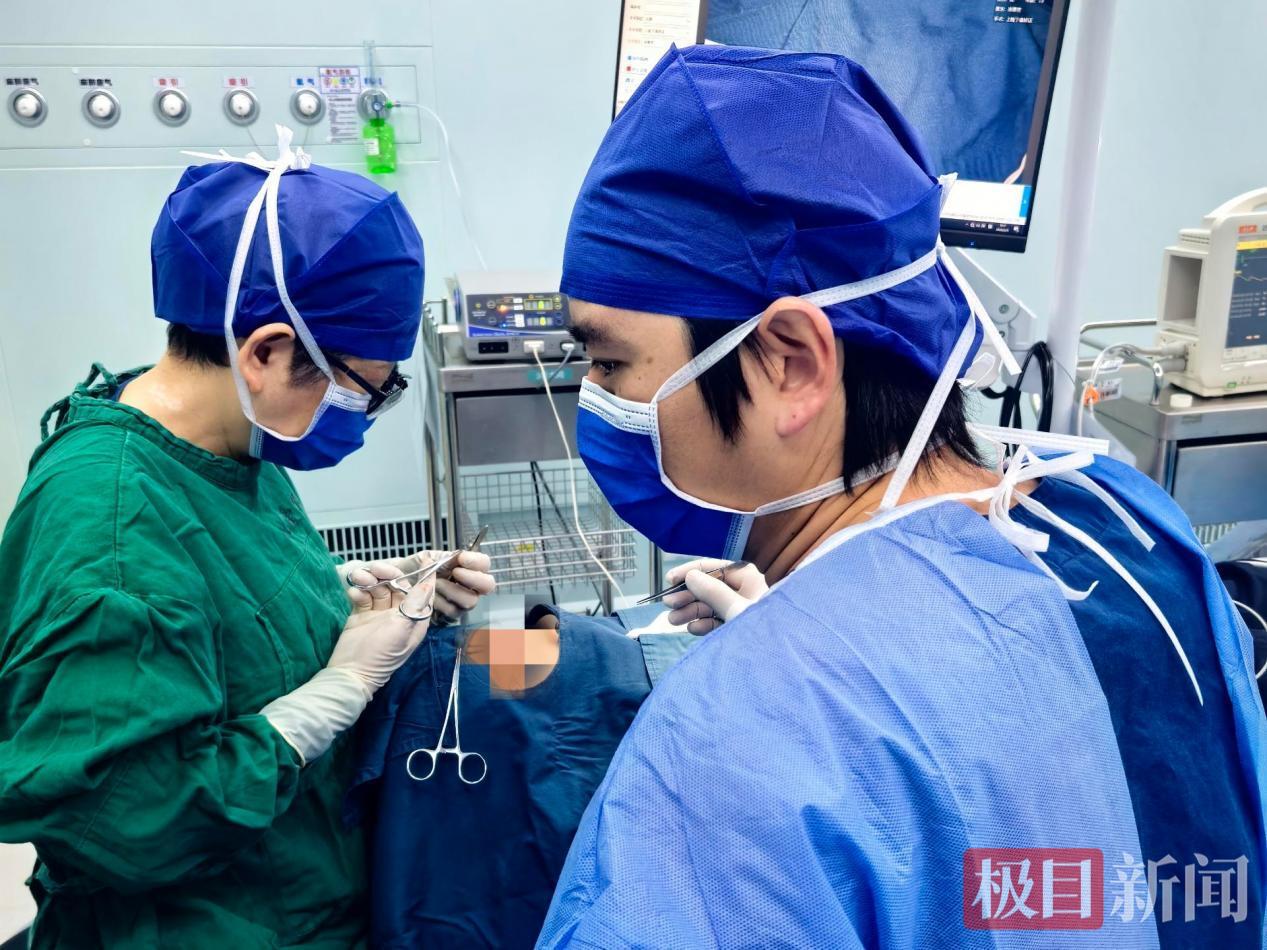 凃惠芳主任手术中.png