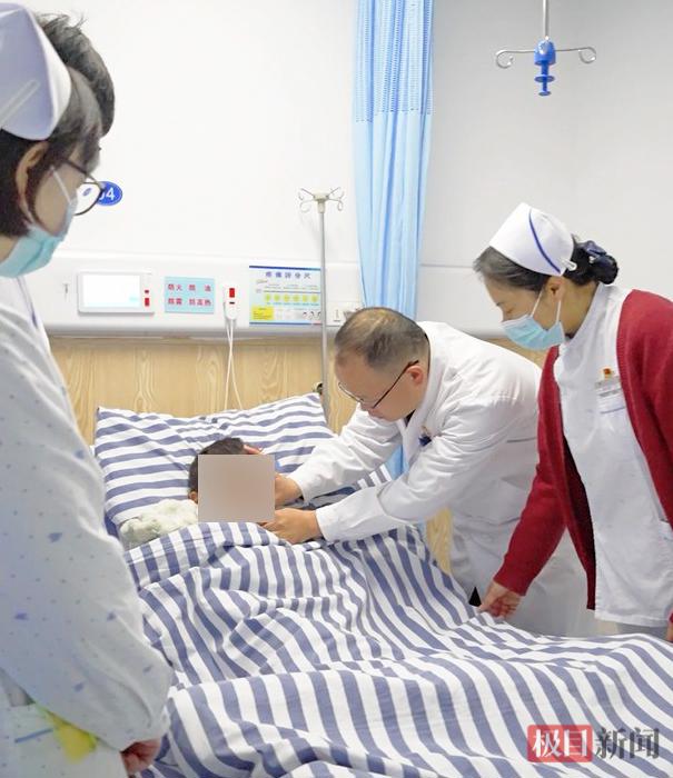荆州一医多学科会诊，为小男孩制定了诊疗方案。（视频截图）.jpg