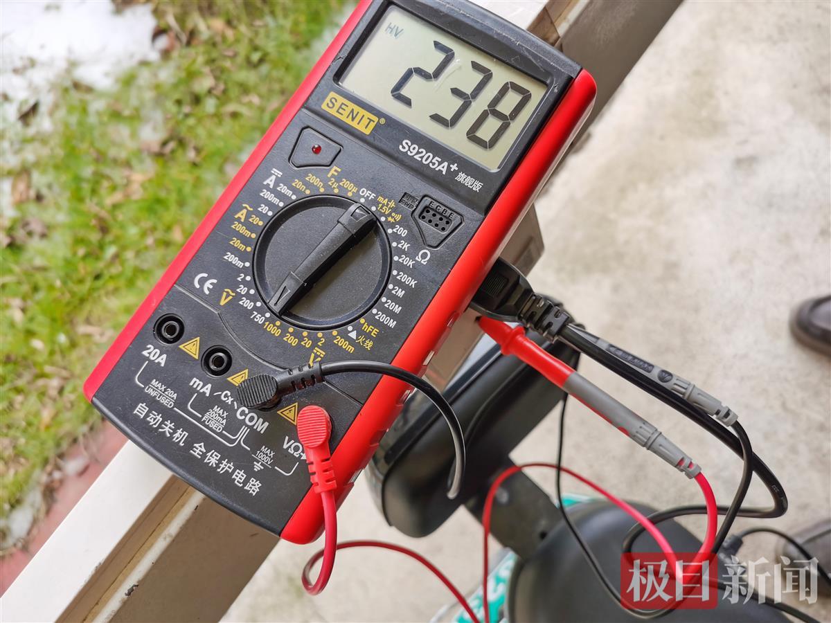 2月26日，小区物业使用万用表对小区充电站电压进行监测（极目新闻记者 黄志刚 摄）.jpg