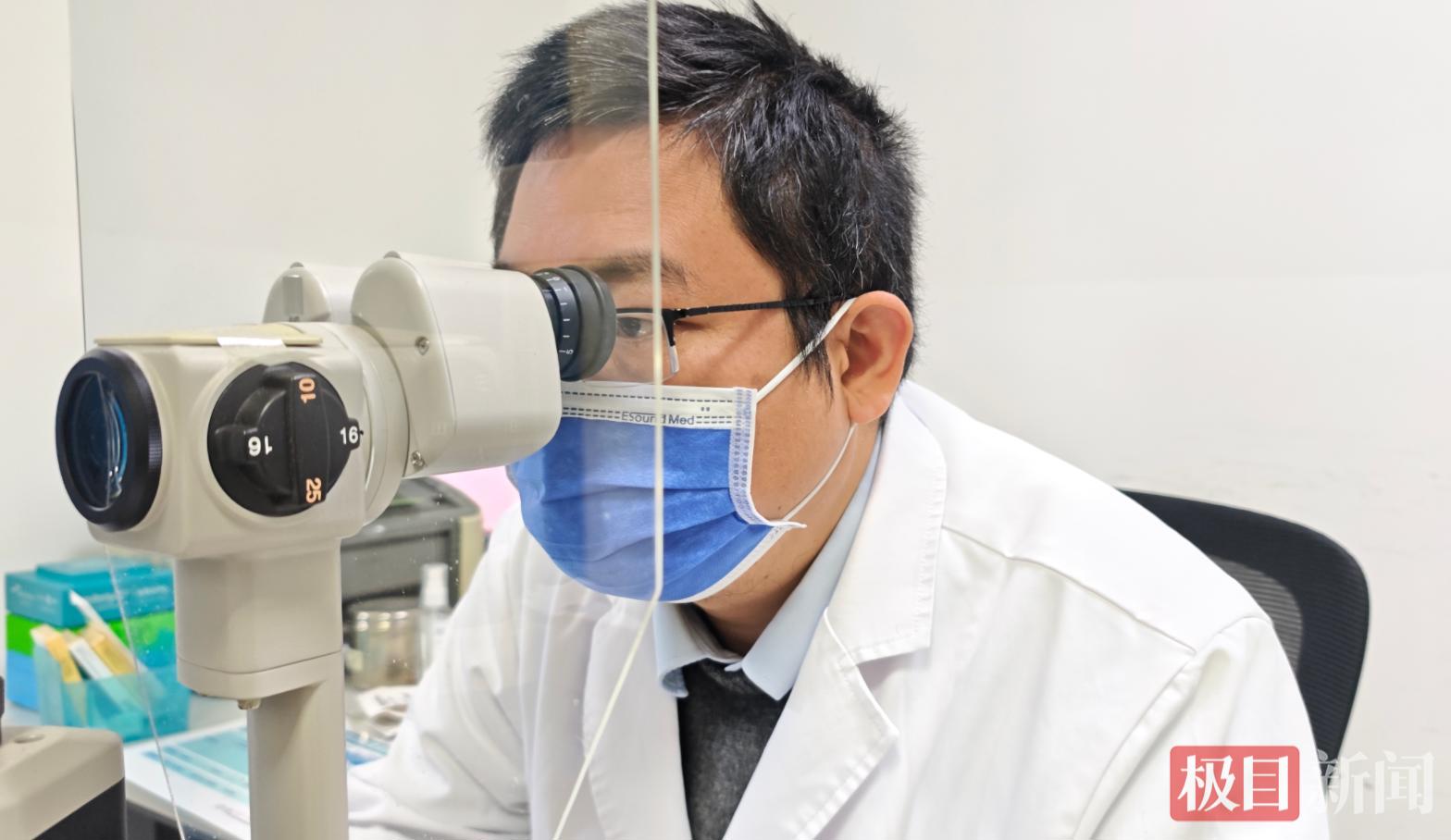 杨万举副主任医师为患者检查0128 (1).png