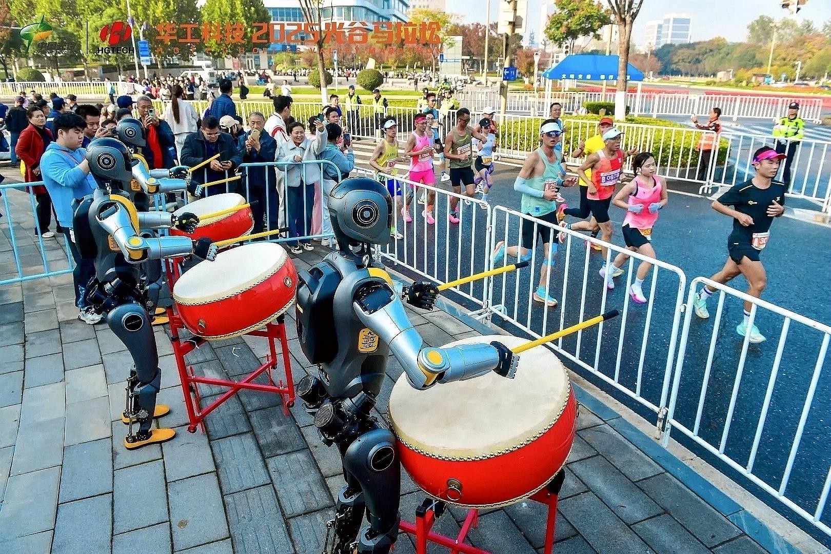 人形机器人为选手击鼓助威.jpg