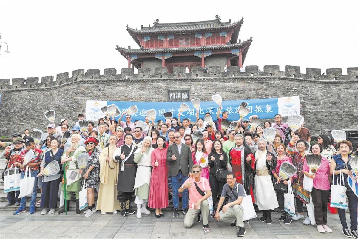 泰国游客与襄阳版《射雕英雄传》演员在襄阳古城临汉门前合影