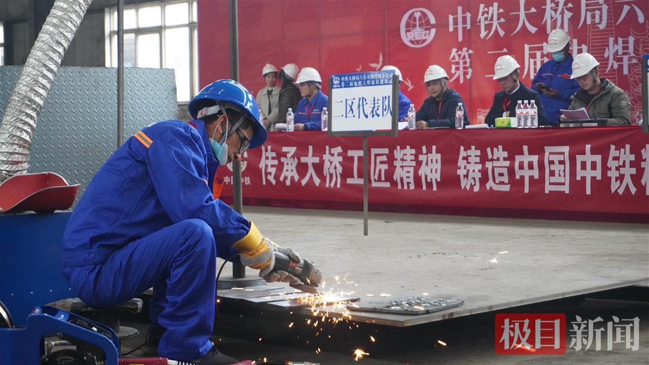 2025年12月19日，中铁大桥局六公司电焊工技能比武选手准备中  冉建周摄.jpg