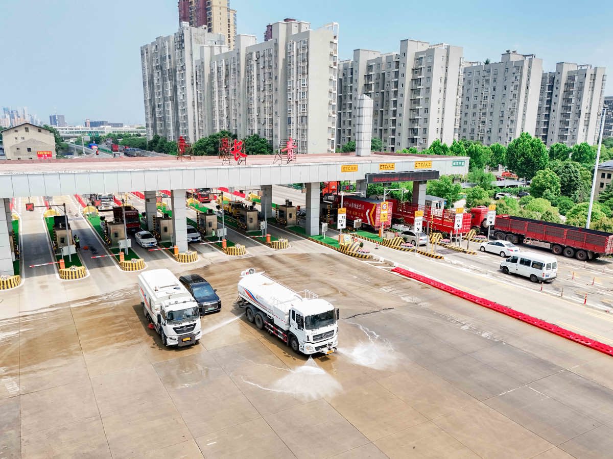城市进出城口环卫车清扫保洁.jpg