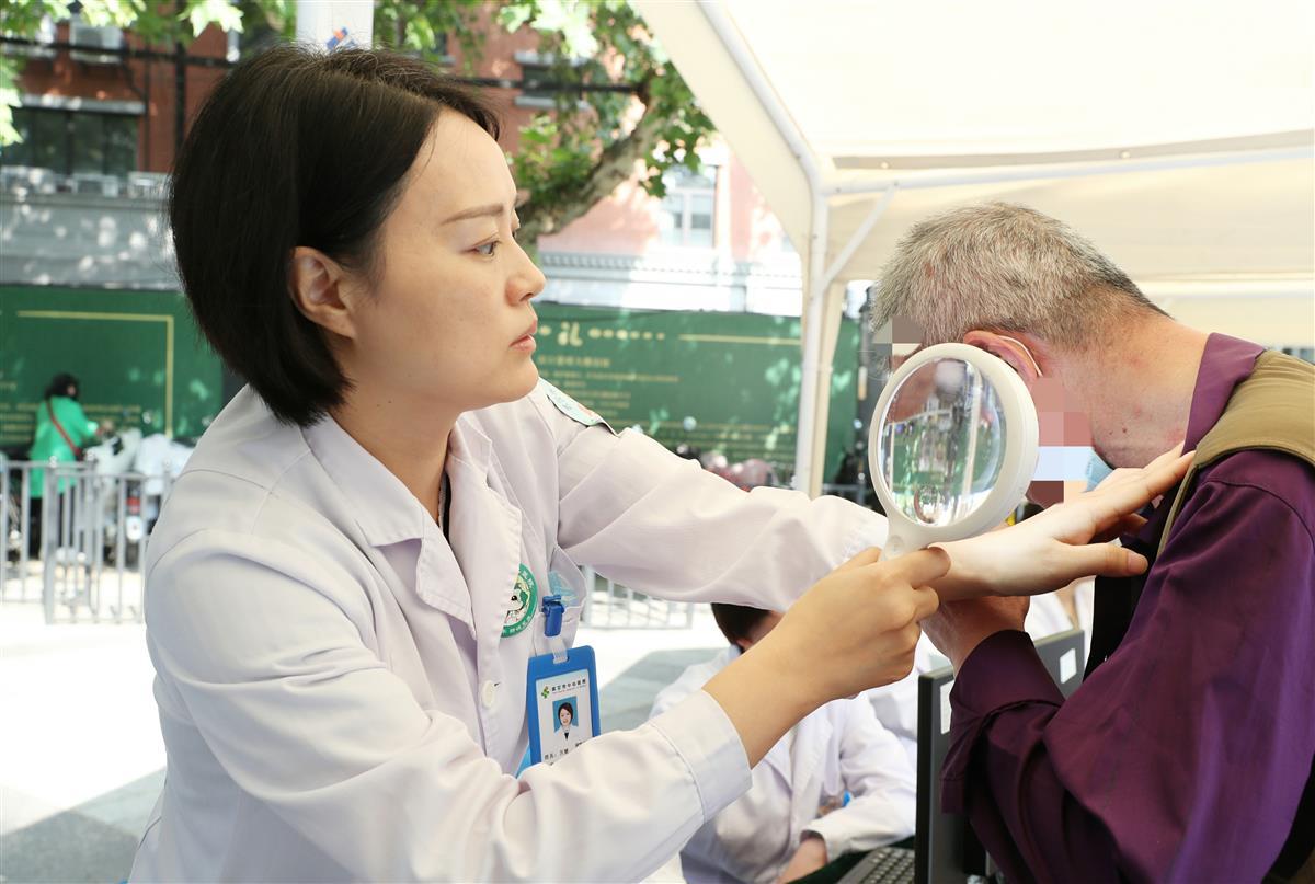 武汉市中心医院南京路院区开展“健康集市”活动，多学科医护团队现场坐诊、一对一免费咨询 (3)_副本.jpg