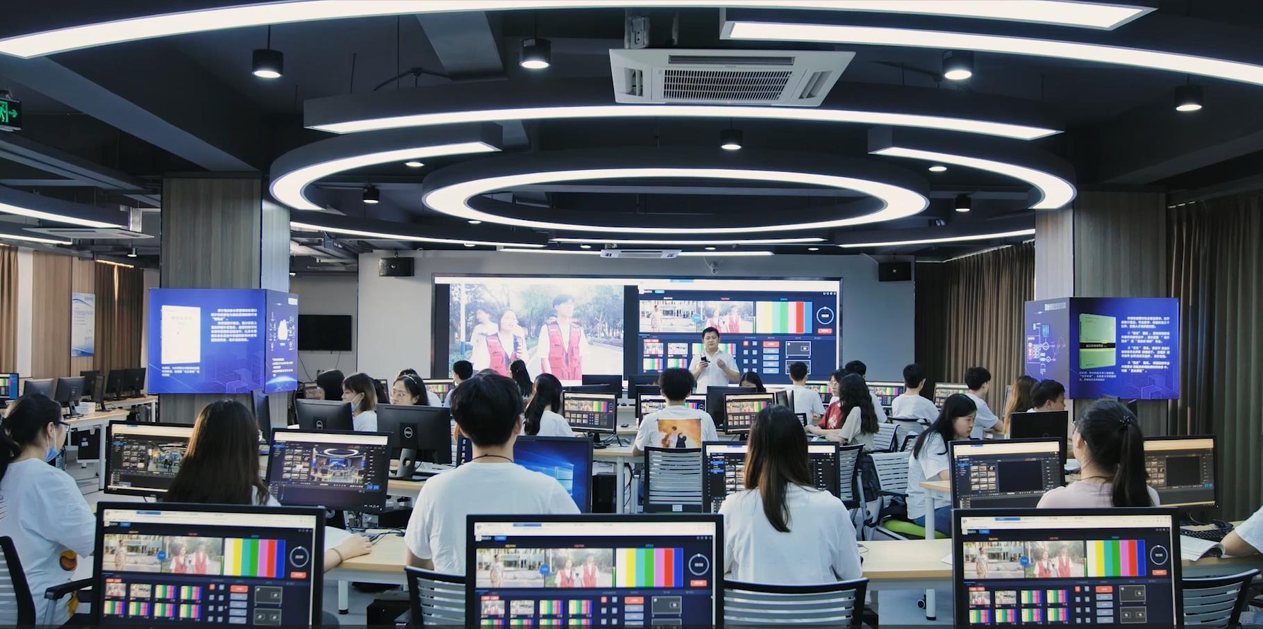 图25  融媒体仿真实训中心实操“练兵”.png