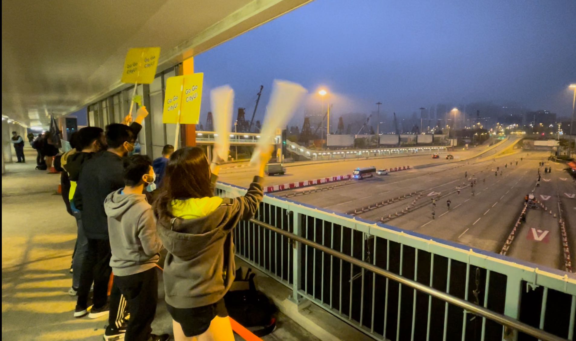 沿途市民为选手加油 士心摄