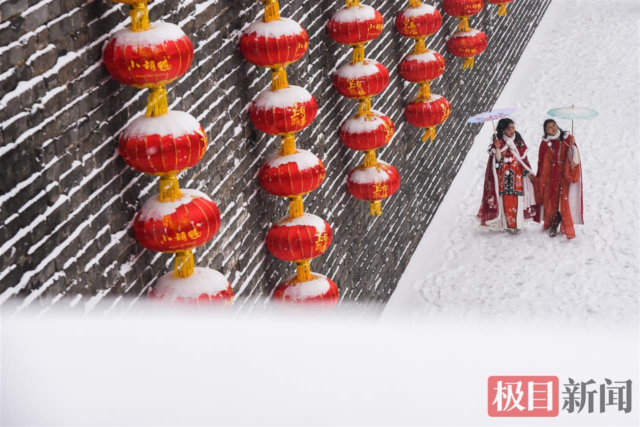 1月20日，湖北荆州古城，游客在踏雪赏景。  （极目新闻记者 黄志刚 摄）.jpg