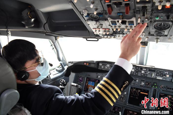 机长在做航前最初准备，检查设备。　蒋雪林 摄