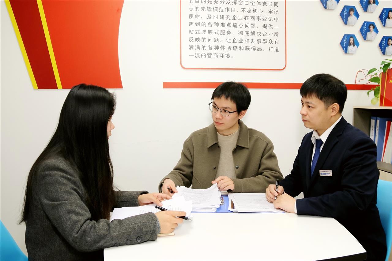 雷青（中）和陈宇（右）接待市民反映情况.jpg