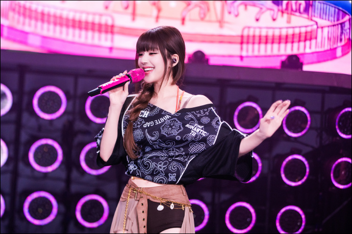 女星赵露思演唱会服装丢失，公司发声明：已向公安机关正式报案，该批礼服拥有独有的专属设计标识，价值高昂