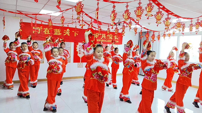 学生们表演秧歌（人民网 宋子节摄