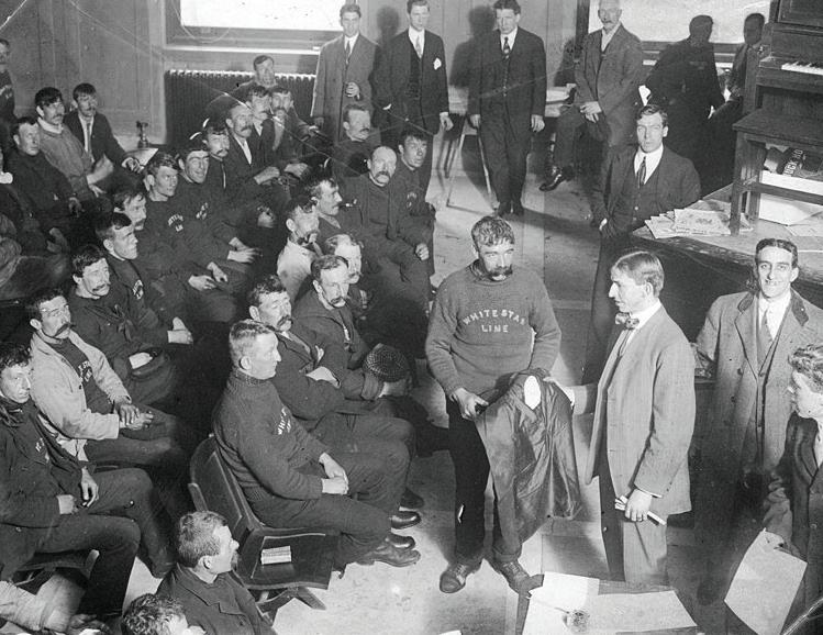 在纽约，在给最新获救的船员分发干衣服