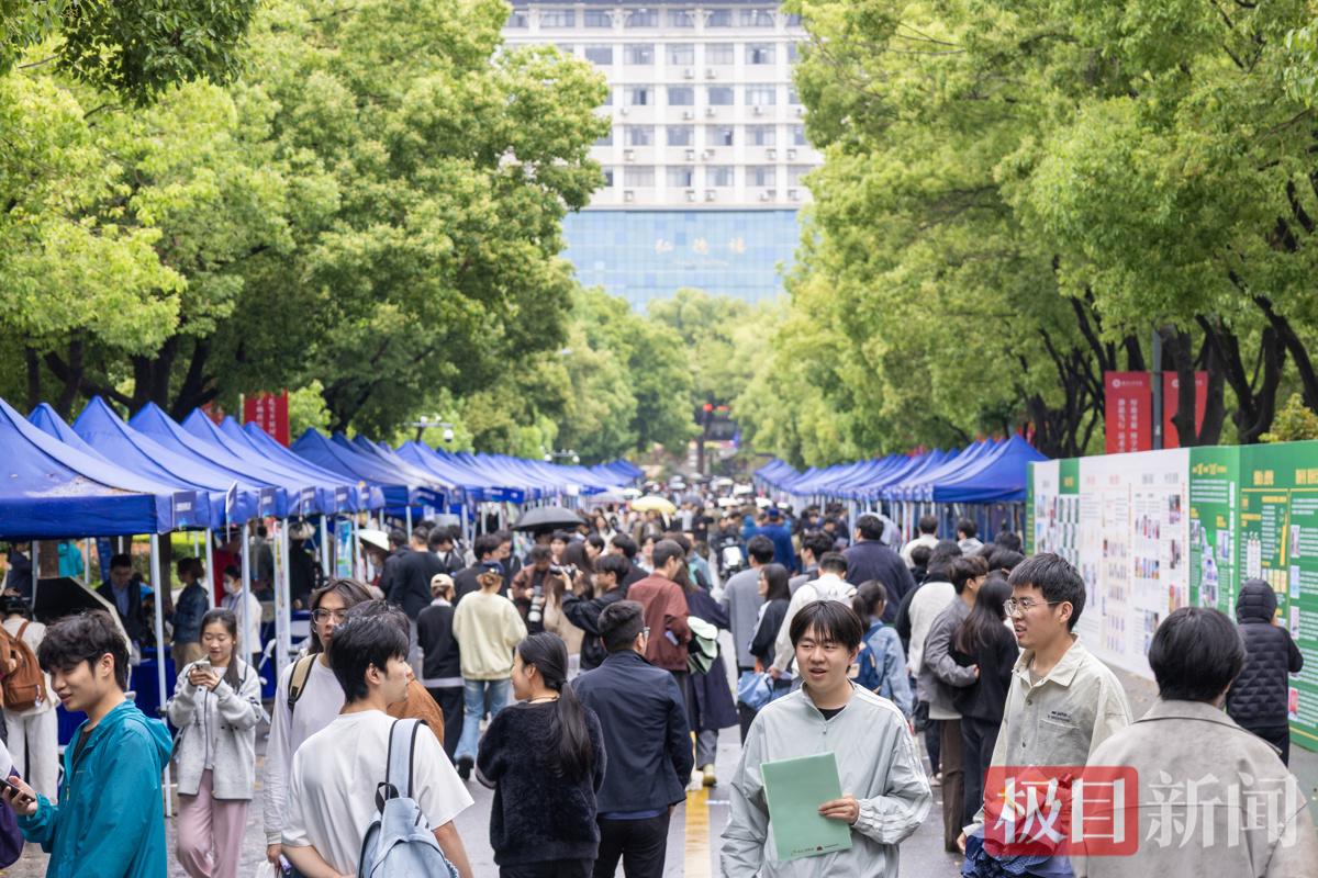 图为2026年“学子聚汉”工程武汉工商学院专场招聘会现场 摄影：余剑韬.jpg