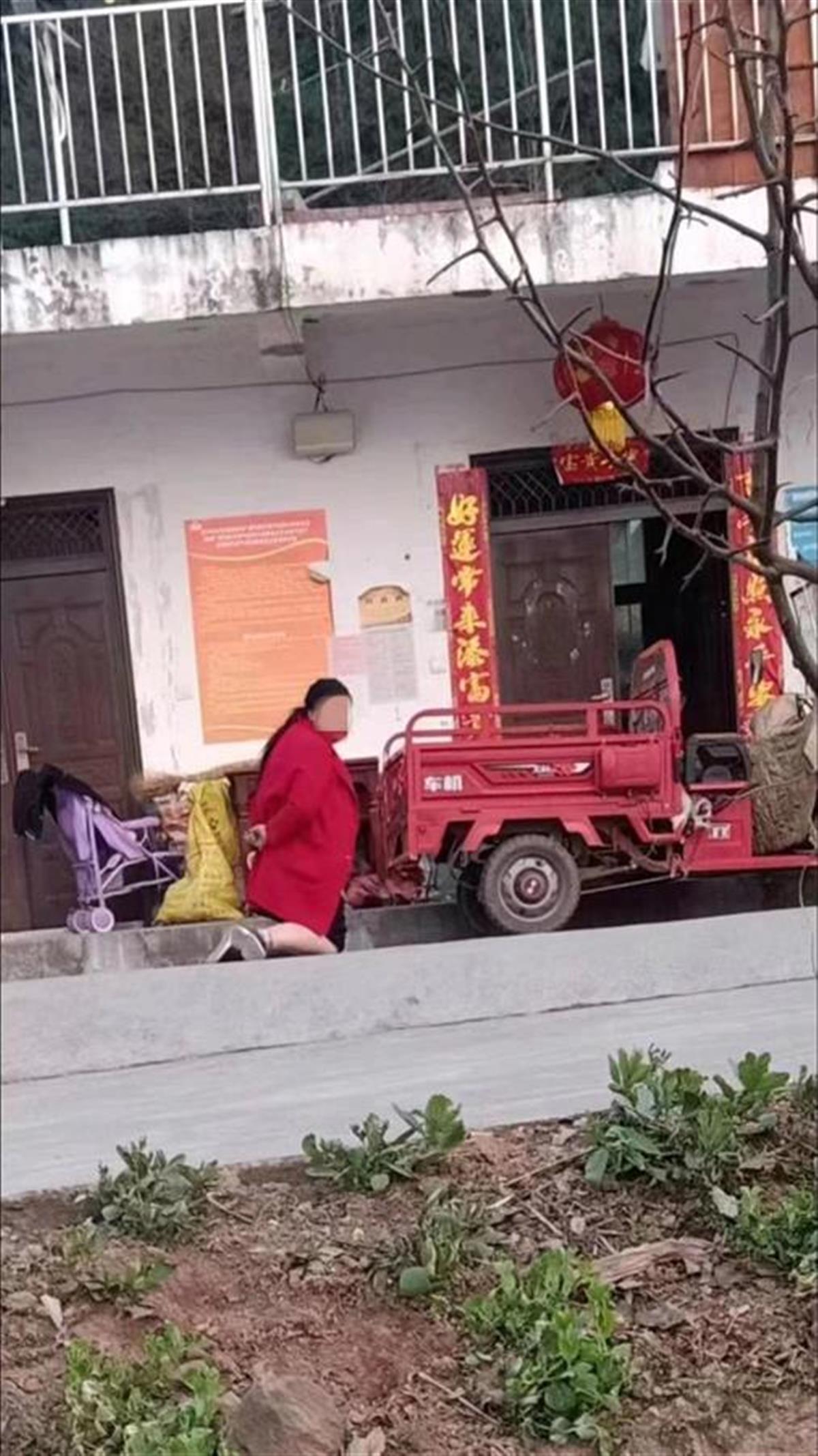 红衣女子下跪的网传图片