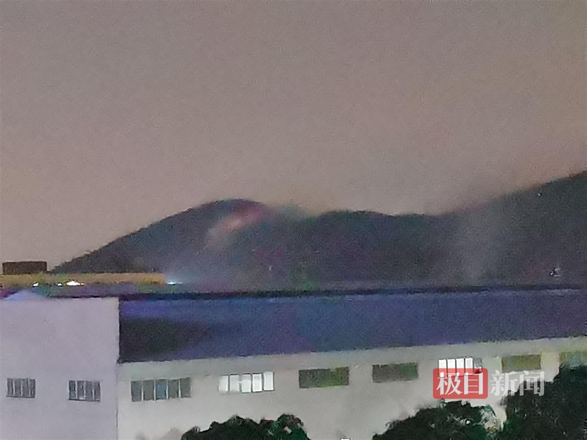 晚间，山上的浓烟已经减少