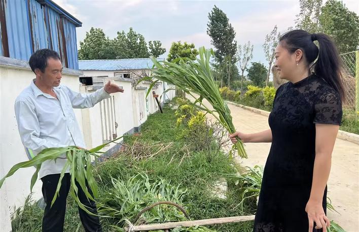 孙智芝与合作社社员交流 白菲斐 摄