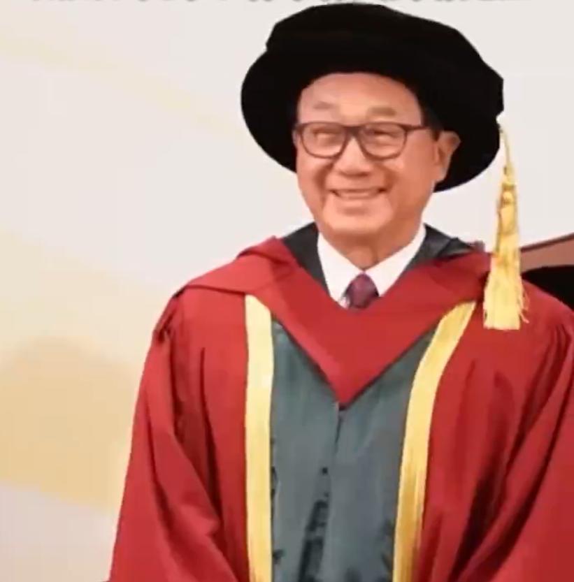 82岁香港影帝许冠文一年获了两个博士学位；此前自曝“已交代后事”，已预备好面对死亡