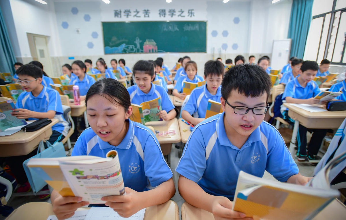 八年级（3）班英语教师熊玲玲带学生读英语课文