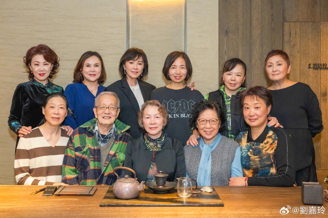 60岁刘嘉玲回苏州参加同学会，合影状态超年轻：50年师生情像老酒，越陈越醇