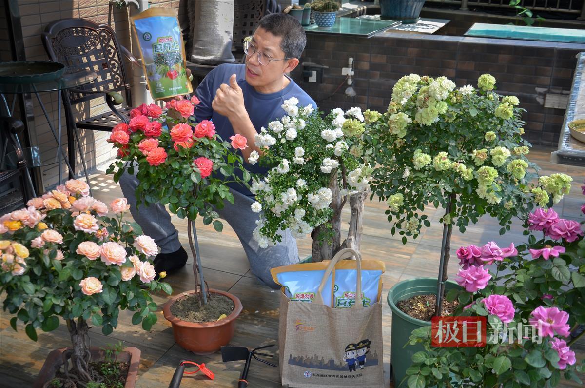 给居民送花肥 得到居民赞赏.jpg