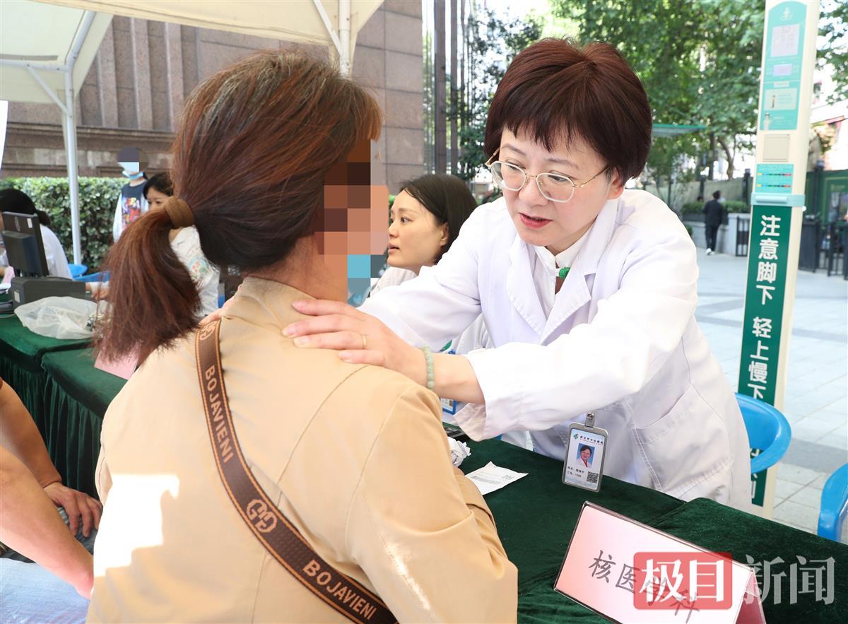 武汉市中心医院南京路院区开展“健康集市”活动，多学科医护团队现场坐诊、一对一免费咨询 (1)_副本.jpg