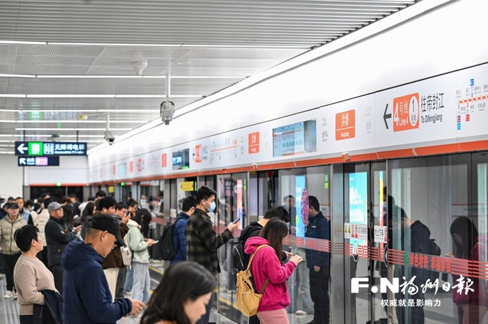 福州地铁4号线洪塘站内，市民游客排队候车。记者 石美祥 摄