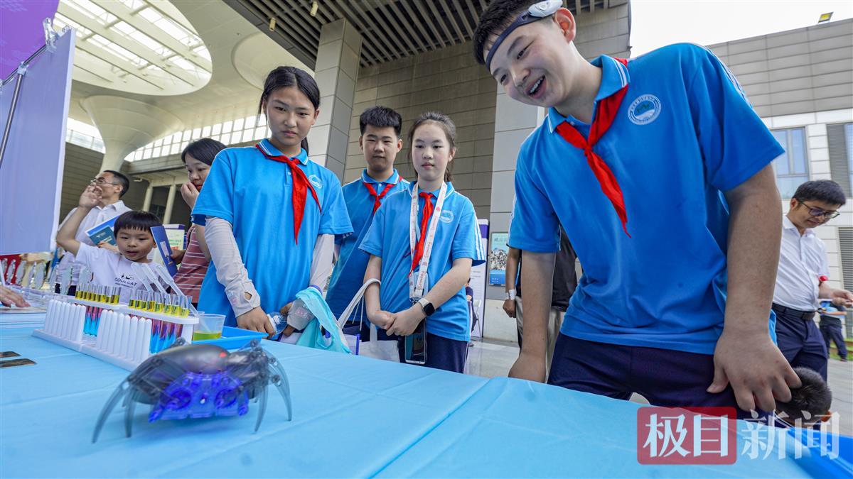 002学生正在体验脑控电子蜘蛛1.jpg