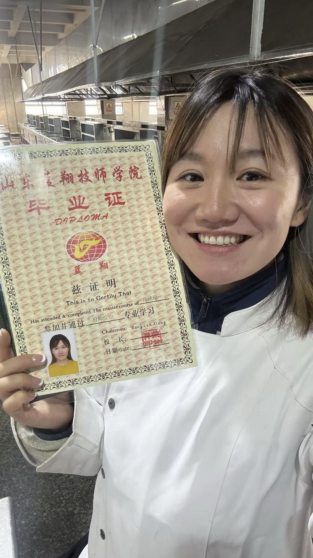 清华硕士拿到“热乎”的蓝翔毕业证，回家承包了春节餐桌