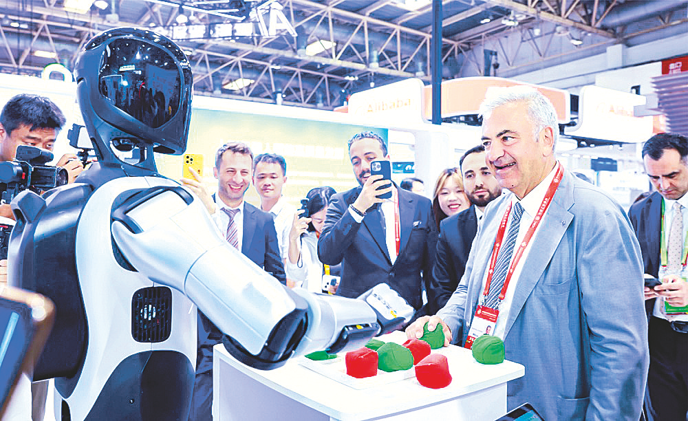 Hubei-made humanoid robot draws attention at China's supply chain expo