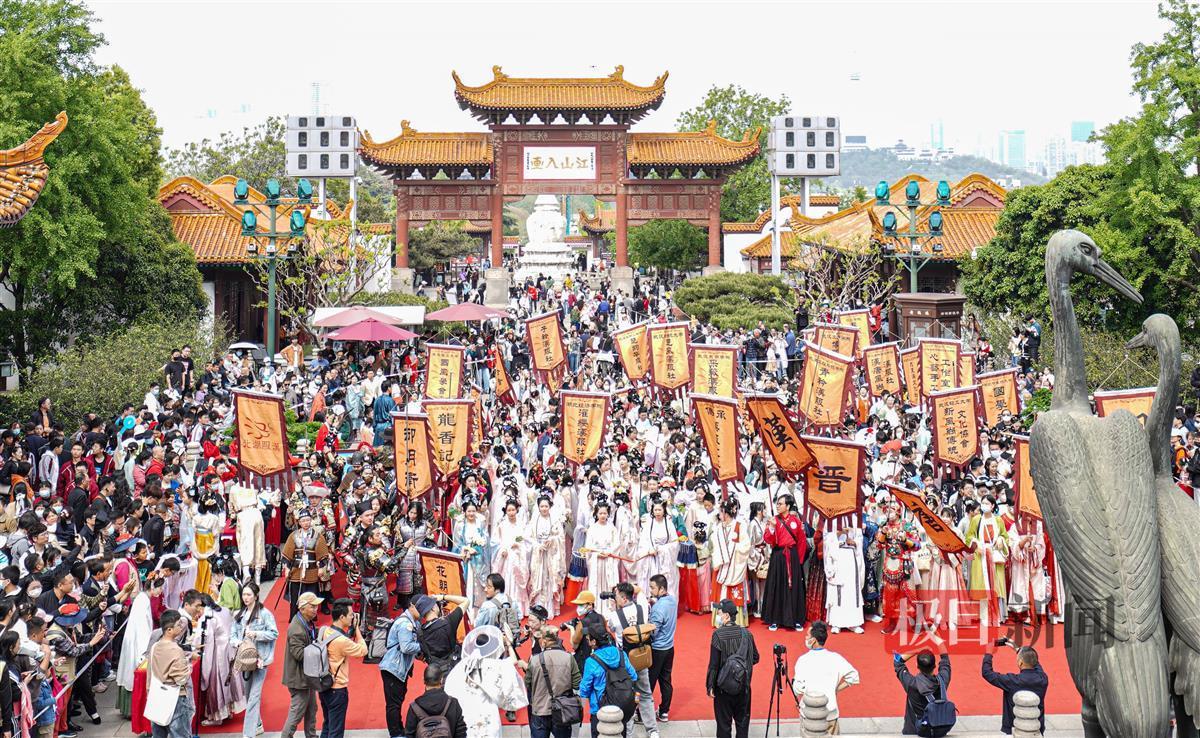 共诵岳飞的《满江红》