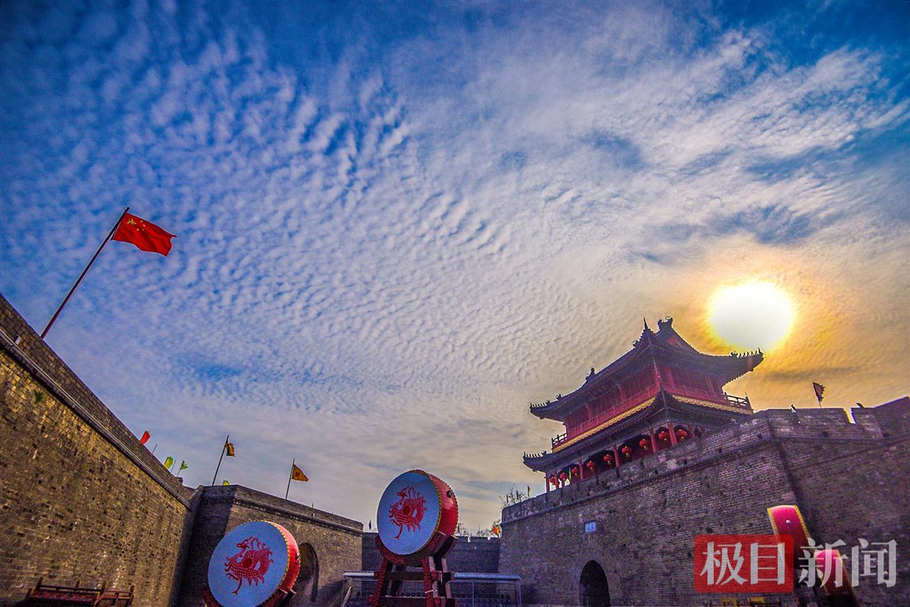 2020年3月4日，夕阳中的荆州古城宾阳楼。（黄志刚 摄） (1).jpg