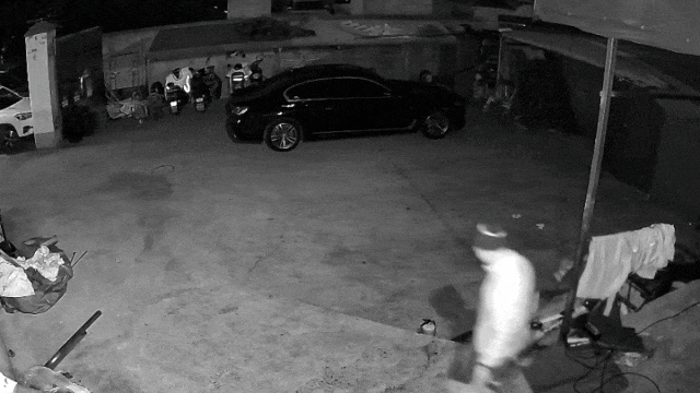 上海男子潜入前女友住处偷盗上千双袜子被监控曝光