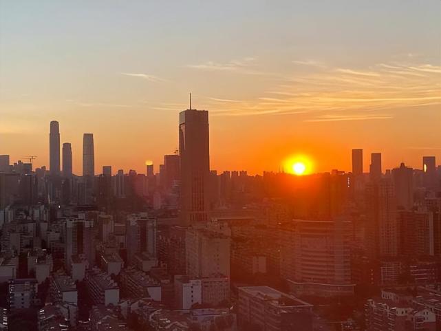 图中间建筑为附近居民拍摄长沙中国电信大厦往日画面