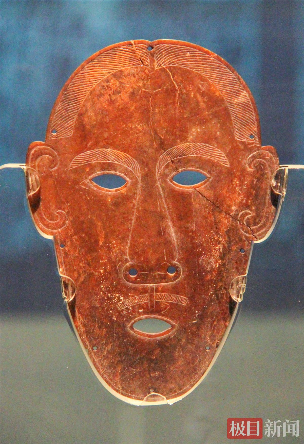 1997年，考古人员在荆州区马山镇秦家山二号墓发掘的玉覆面。（极目新闻记者 黄志刚 摄）.jpg