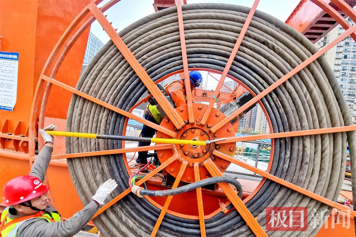 武汉地铁12号线罗家村站，施工人员正在进行龙门吊运行调试，为盾构机始发做最后准备。袁永华 摄  (1).jpg