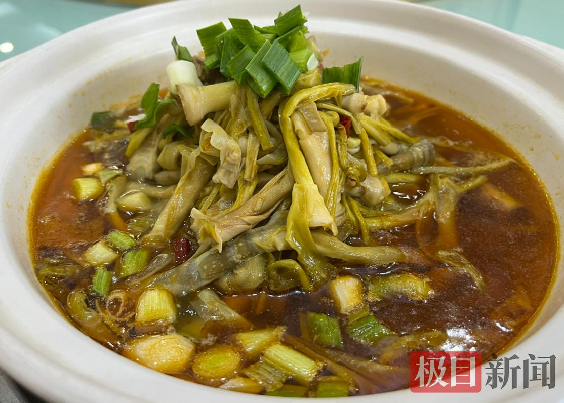 3月21日，用新鲜荻笋烹饪的石首风味美食。（极目新闻记者 黄志刚 摄）.JPG