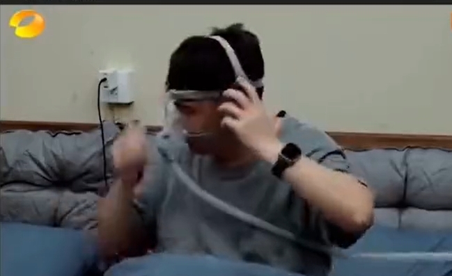 黄磊回应大把吃药戴呼吸机:网上一传感觉我像在ICU,吃的其实是维生素、鱼油之类,呼吸机是为辅助睡觉