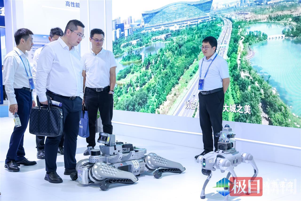 图3 往届大会智能建造展区产品展示.jpg