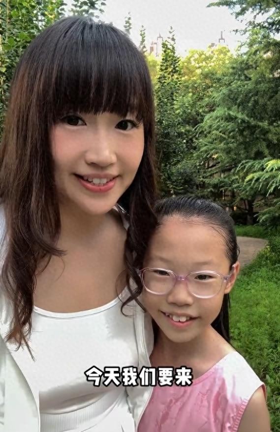 麦琳分享母女日常，女儿和李行亮被网友称“共用一张脸”