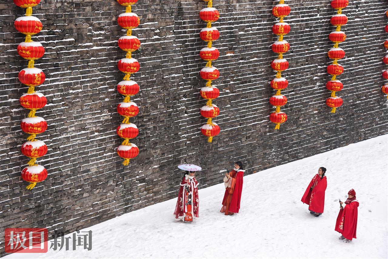 1月20日，湖北荆州古城，游客在踏雪赏景。   （极目新闻记者 黄志刚 摄）.jpg
