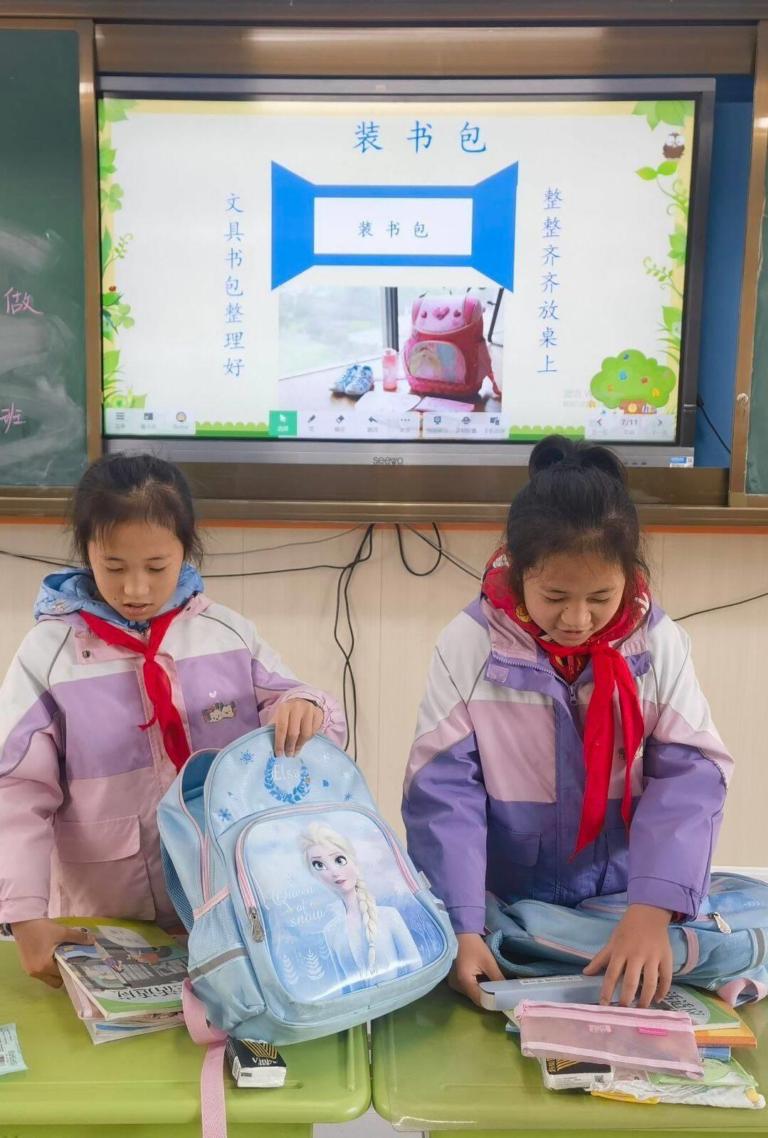 学生在课堂学习整理书包.png