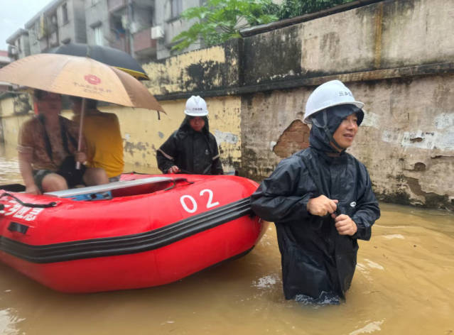 转移被困人员 来自“三乡发布”.jpg
