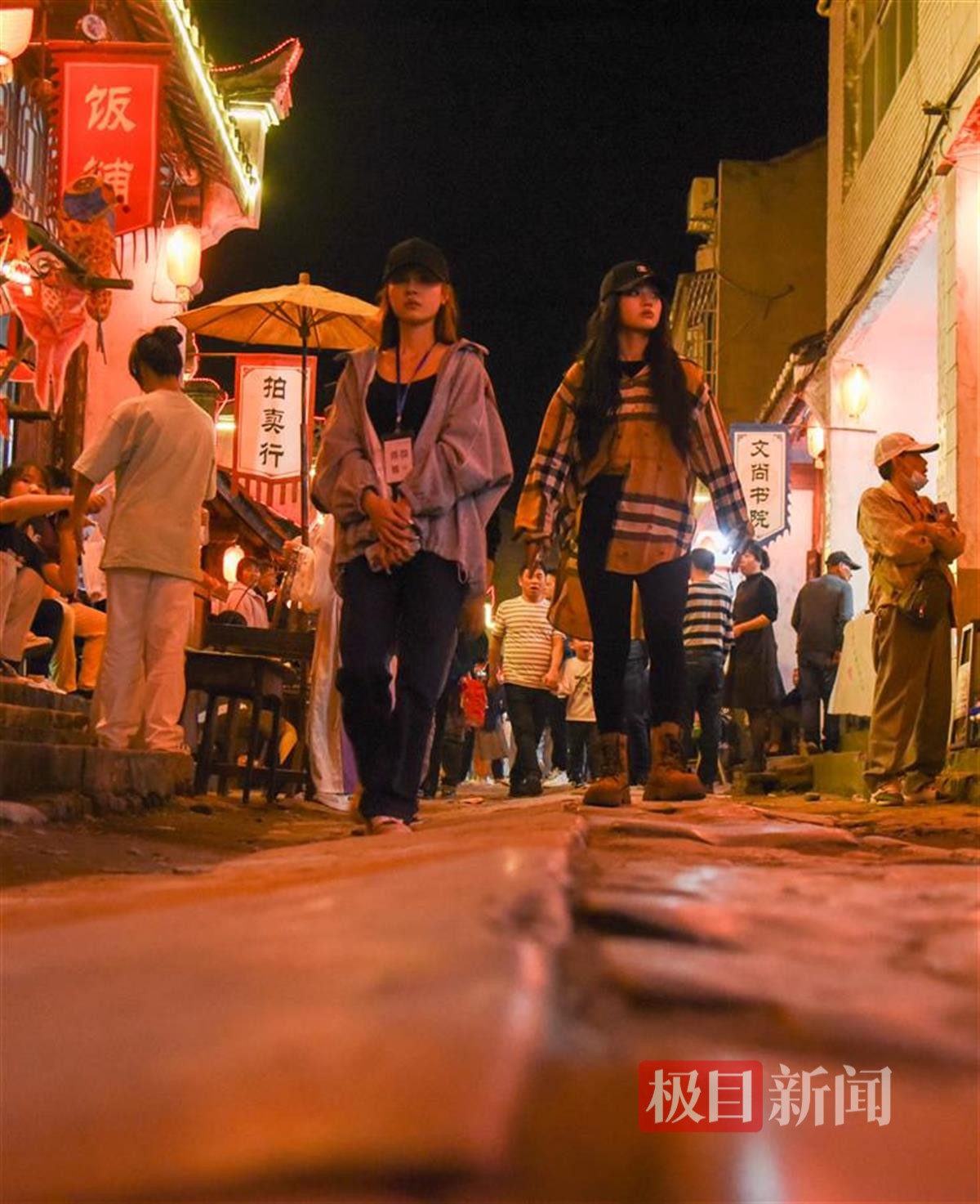 3月29日，湖北省监利市启动2024年春季文化旅游季活动，游客在程集古镇游玩（极目新闻记者 黄志刚 摄） (2).jpg